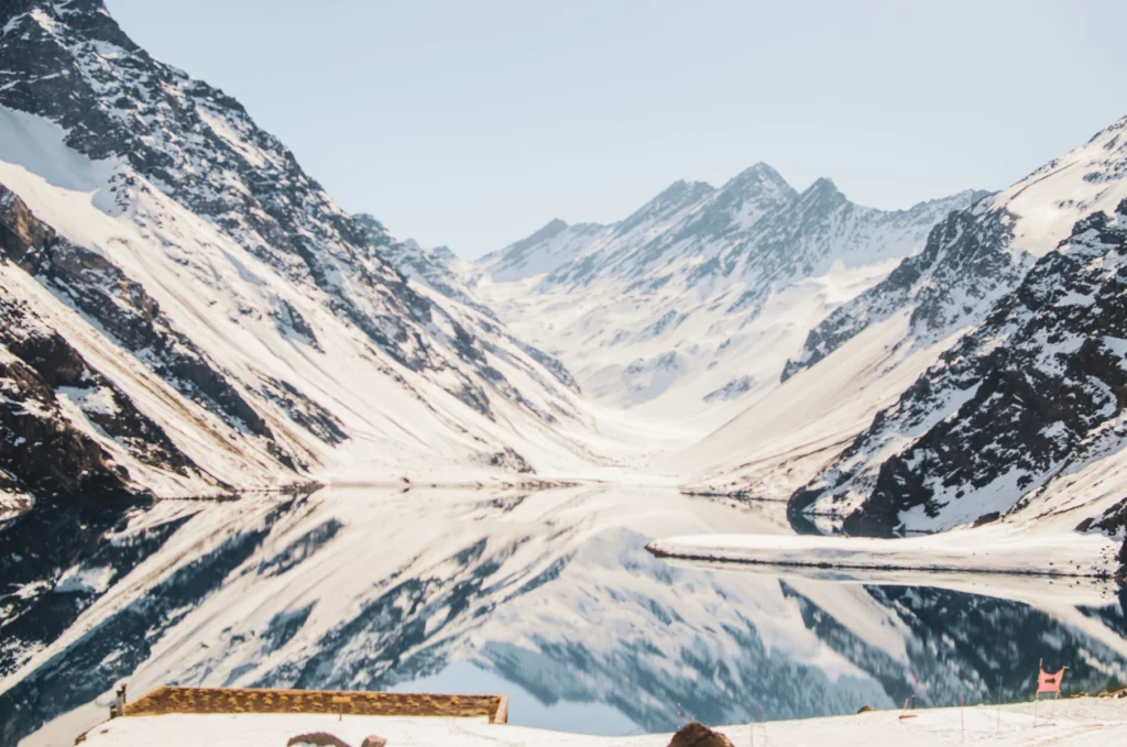 Paisagem do mirante da Laguna del Inca no tour de Portillo e Laguna del Inca, no Chile. Imagem utilizada para uso comercial.
